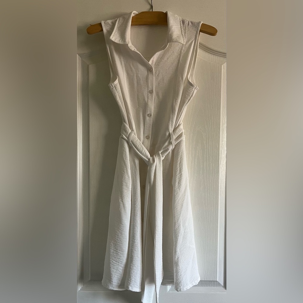 Elegant White Sleeveless Dress